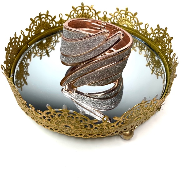 Angel wind rose gold hinge bracelet - Picture 3 of 7